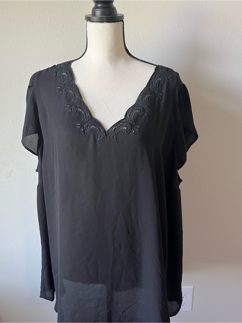 torrid Black V-Neck Embroidered Blouse size 3